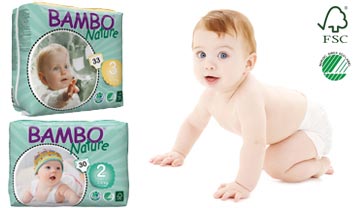 Baby Meisje Verschoont Een Ecologische Stoffen Luier Stock Afbeelding