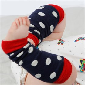 Baby beenwarmers met vrolijke stippen Piccalilly biokatoen