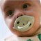 Baby met een fopspeen van natuurrubber met bladvormig schild van Oli&Carol